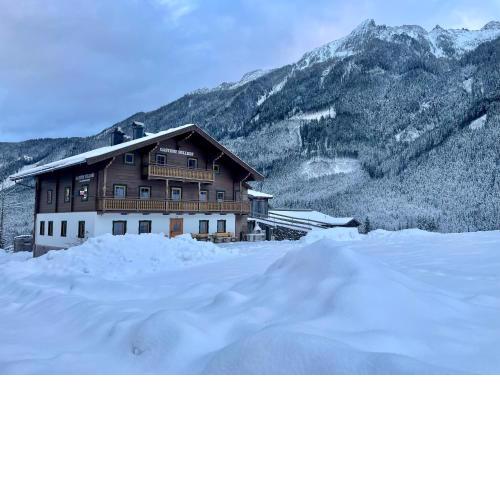SÖLLHOF Ferienhaus mit 11 Schlafzimmern I großer Gemeinschaftsraum I Skibushaltestelle I 10 Min zum Skigebiet