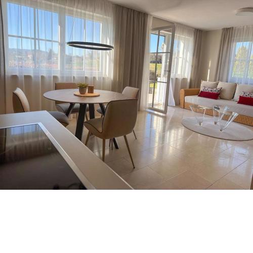 "Sonntagskind" - Premium Apartments Seekirchen, garden, shared Poolarea