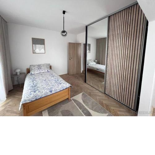 Spacious 2 bedroom apartment 1 stop from historical city center
