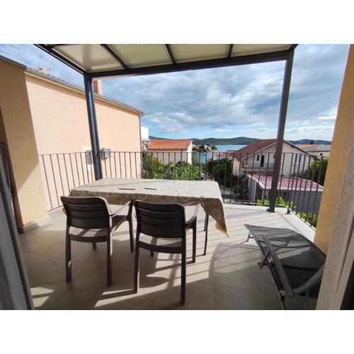 Spacious 2-bedroom apartment with terrace sea view