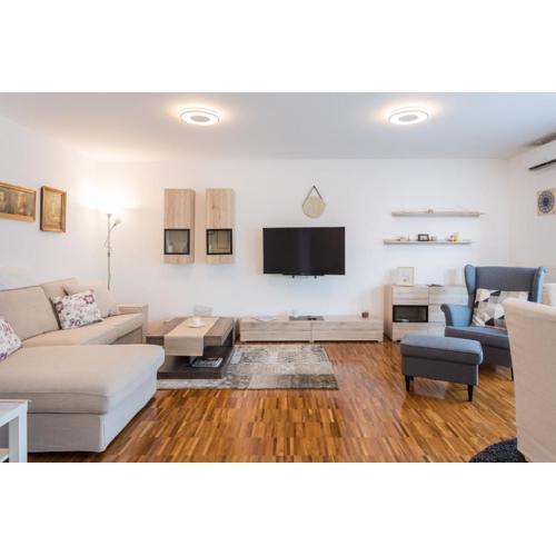 Spacious 2BDR Apartment - FREE PARKING