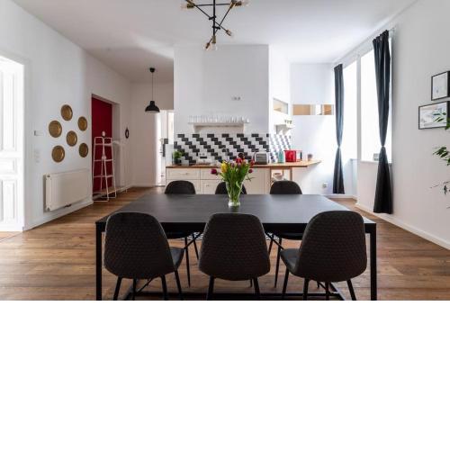 Spacious 2BR by Metro and Center by HM
