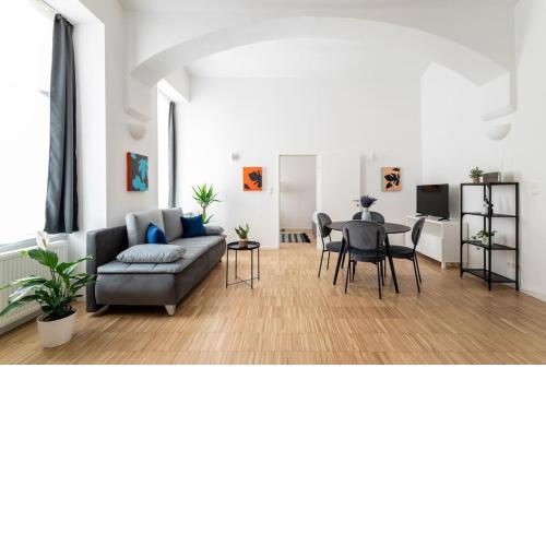 Spacious 2BR Near Attractions by HM