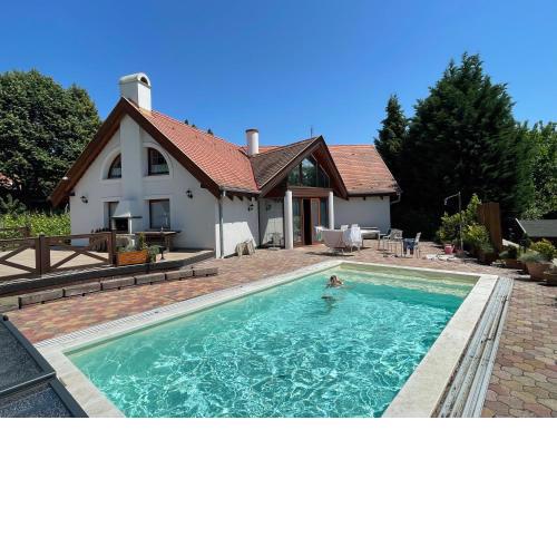 Spacious 3 bedroom house with heated pool