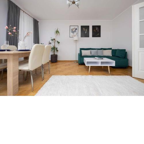 Spacious 4-Bedroom Apartment by Noclegi Renters