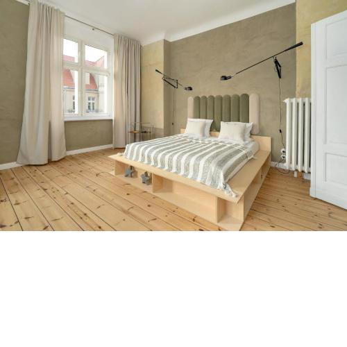 Spacious and Bright Apartment with Balcony near MTP by Noclegi Renters