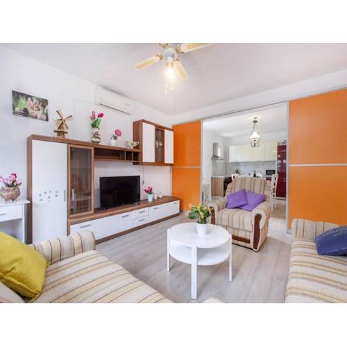 Spacious and serene apartment in Tribunj