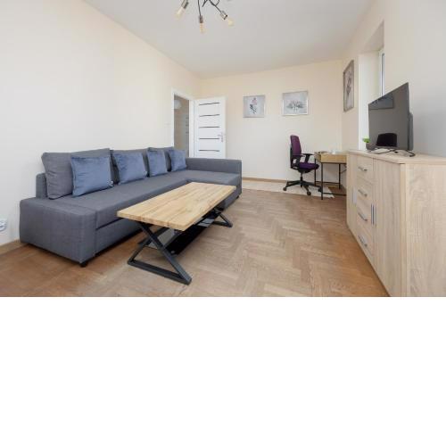 Spacious Apartment 120 m from the Metro Station by Noclegi Renters