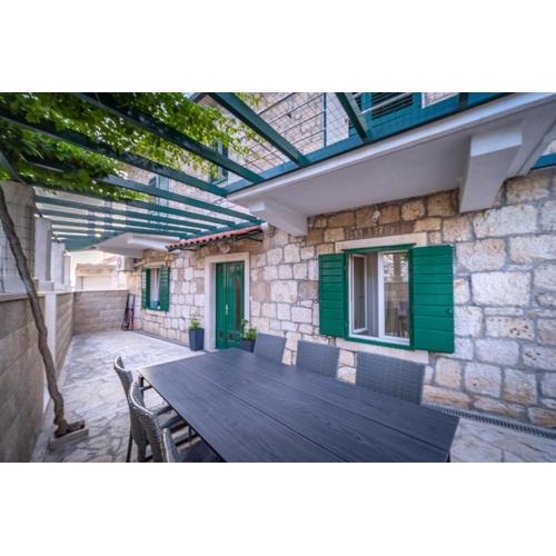 Spacious apartment 50 m from the beach
