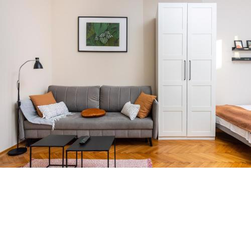 Spacious Apartment Around The Food Market - 5' to the Market Square - by Upstairs