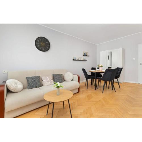 Spacious Apartment Burzyńskiego in Gdańsk with Parking by Noclegi Renters