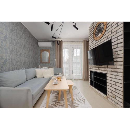 Spacious Apartment for 4 People with Air Conditioning by Noclegi Renters