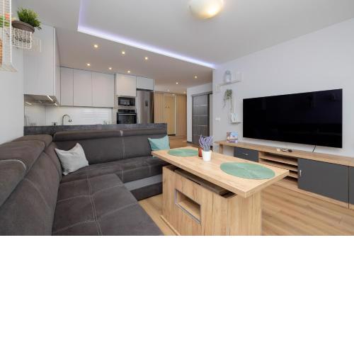 Spacious Apartment for 6 Guests in Krakow with Home Office by Noclegi Renters
