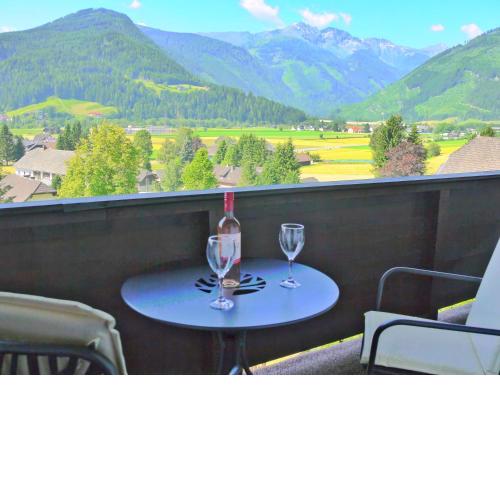 Spacious Apartment in HausBellevue with Balcony and Panoramic Mountain Aspect
