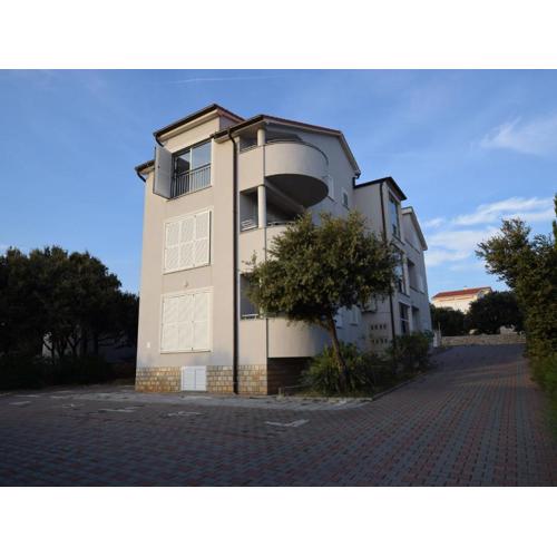 Spacious Apartment in Mandre with Terrace