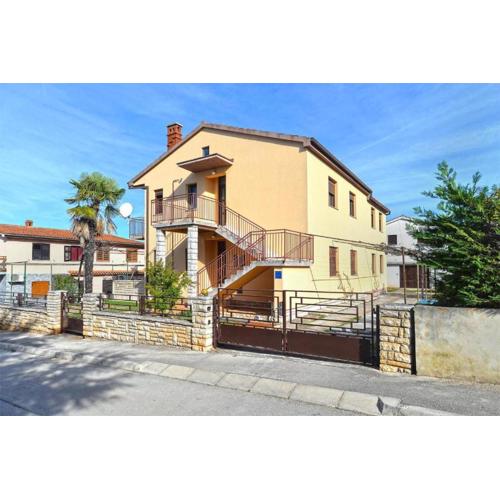 Spacious apartment in Peroj with terrace