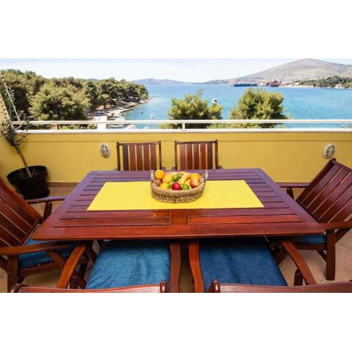 Spacious Apartment in Trogir with Parking