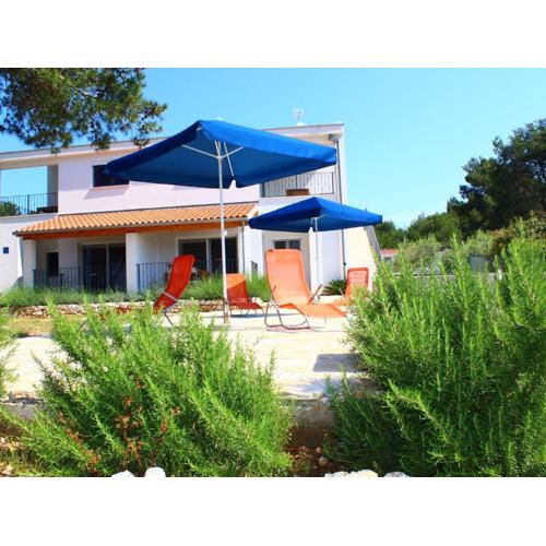 Spacious Apartment in Veli Rat with Courtyard