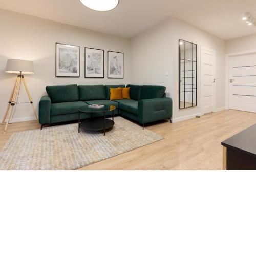 Spacious Apartment in Warsaw with Balcony and Parking by Noclegi Renters