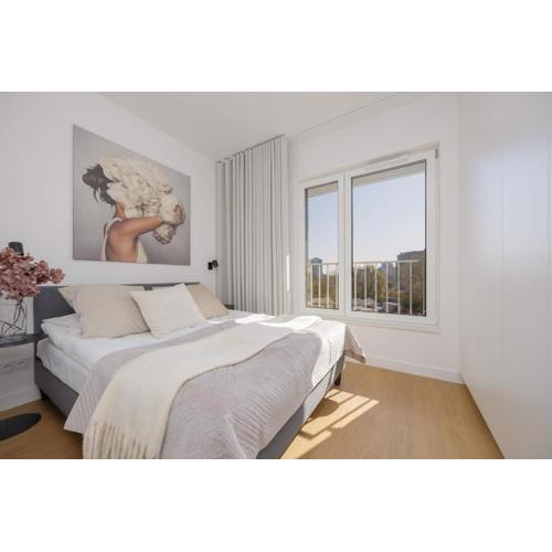 Spacious Apartment in Wola for 6 People with Parking by Renters Prestige