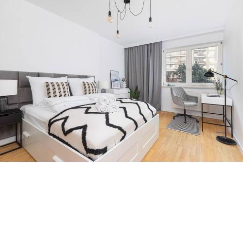 Spacious Apartment near Metro WWA40