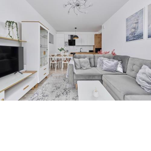 Spacious Apartment suitable for Remote Work with Balcony & Parking by Noclegi Renters