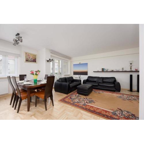 Spacious Apartment with 4 Bedrooms and Parking in Warsaw\