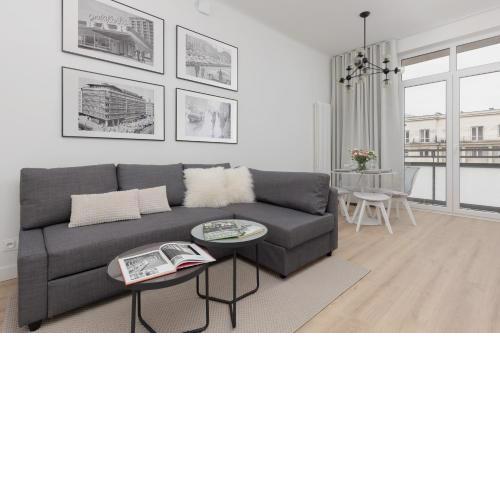 Spacious Apartment with Panoramic View of Warsaw by Noclegi Renters