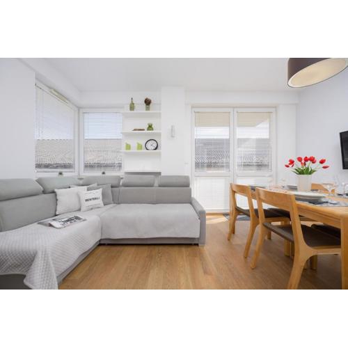 Spacious Apartment with Parking and Garden by Noclegi Renters