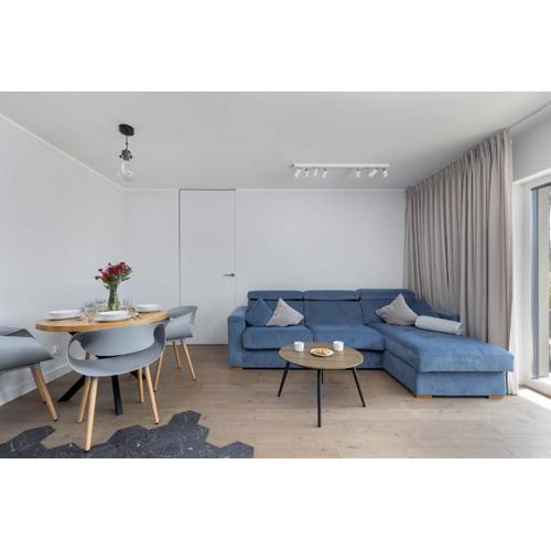 Spacious Apartment with Parking in Międzywodzie by Noclegi Renters