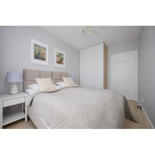 Spacious Apartment with Parking on Grochów by Noclegi Renters