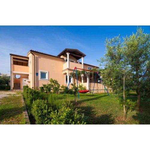 Spacious apartment with parking&garden