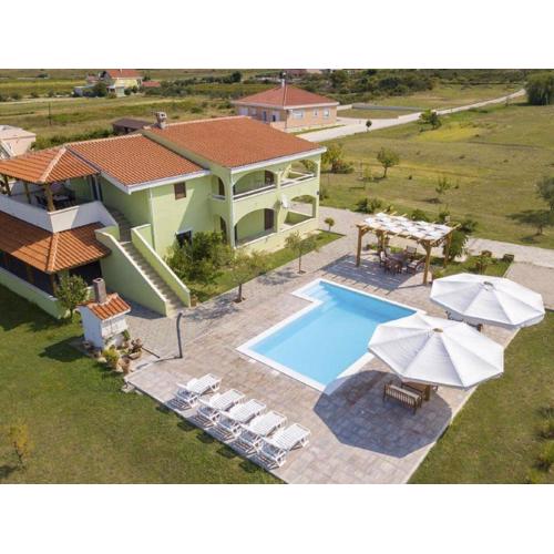 Spacious apartment with swimming pool