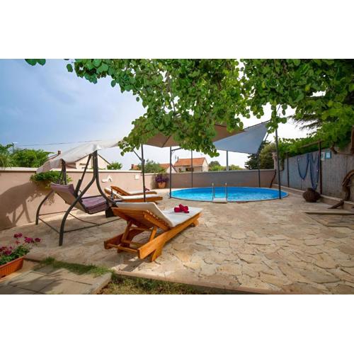 Spacious apartments with pool, Pakoštane