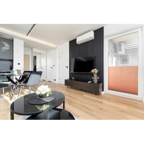 Spacious & Bright Apartment with Balcony and Parking by Noclegi Renters