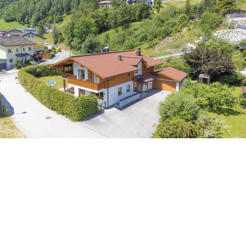 Spacious Chalet Helen - 2 Saunas, 5 Bedrooms, 7 Bathrooms in Kaprun