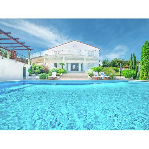 Spacious detached villa with pool