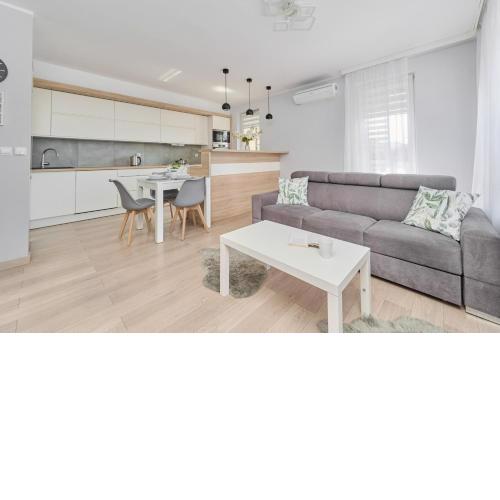 Spacious & Elegant Family Apartment with Parking Space & AC in Wroclaw by Noclegi Renters