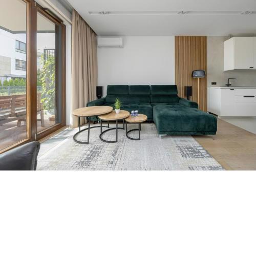 Spacious Family Apartment with Garden & Parking by Noclegi Renters