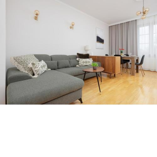 Spacious Filtry Apartment near Pola Mokotowskie by Noclegi Renters