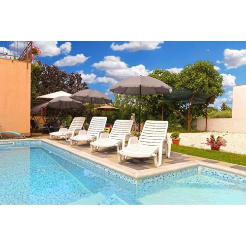 Spacious flat with pool just 300m from the beach
