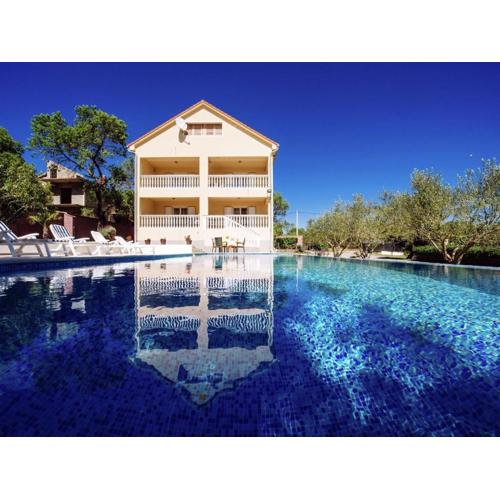 Spacious holiday home with private infinity pool, superb garden, terrace, BBQ,