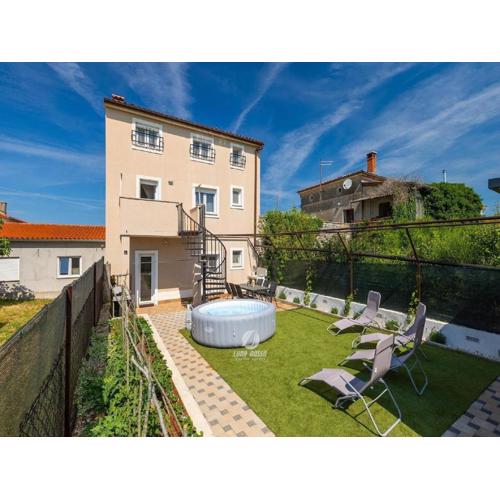 Spacious home with bubble bath and garden