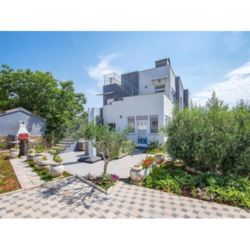 Spacious home with large roof terrace