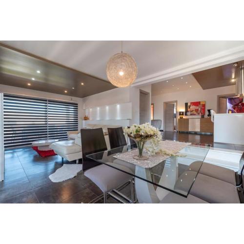 Spacious luxury apartment with sea view