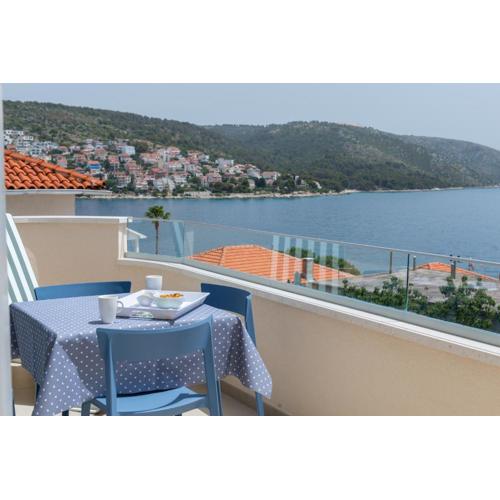 Spacious Modern Apartment Miljak - 1min to the beach