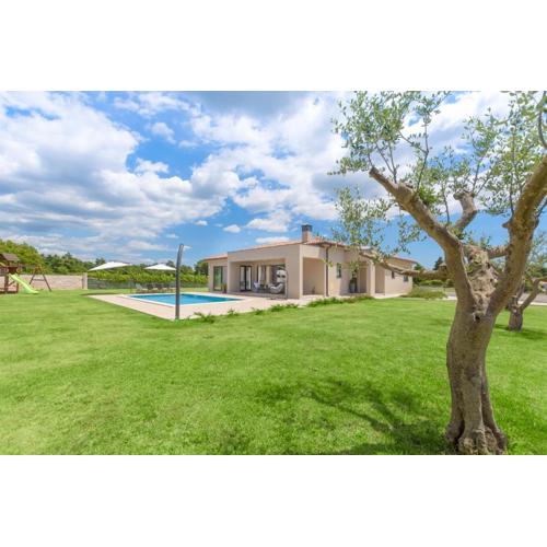 Spacious New design Villa Vitis Vitae, private pool ,1400m2 garden , Central Istria