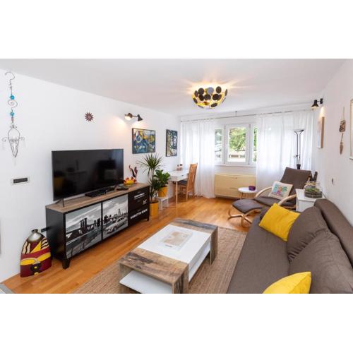 Spacious Split Apartment - Balcony & Near Old Town