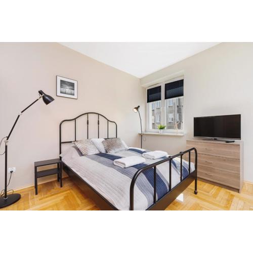 Spacious Studio in a Great Location by Noclegi Renters