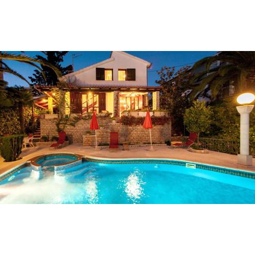 Spacious Villa in Seget Vranjica with Private Pool